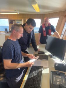 Frederik Vad, MF Socialdemokratiet besøger havbruget Musholm Vest. Her ses på de aktuelle målinger af vandforhold og data for fodring. 